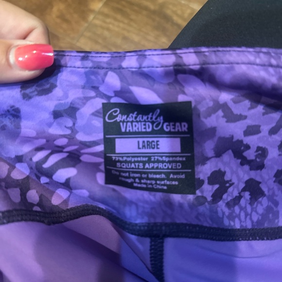 CVG Constantly Varied Gear Purple Animal Print Leggings Capri Length Size Large - Picture 2 of 3